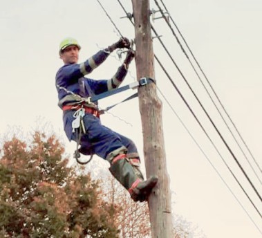 Instalando fibra adicional por postes en Asturias